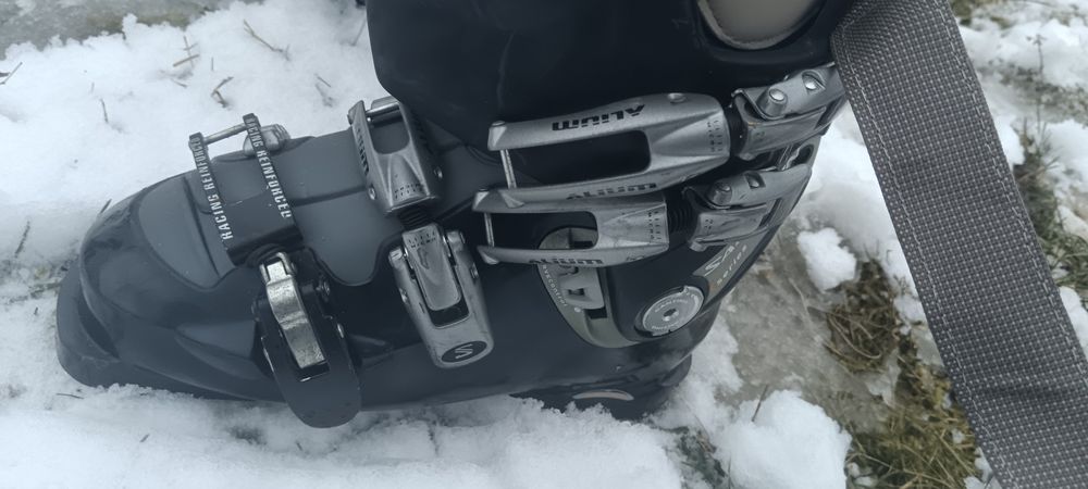 Vând set  skiuri cu clapari