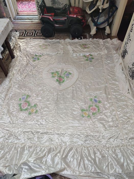 Продам покрывало с наволочками, двухспальная. Каждая по 200т.