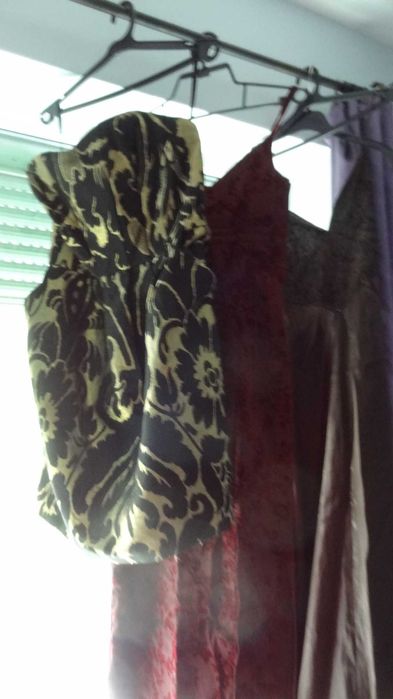 Официални рокли по 10 евро всяка.