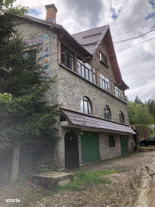Vila Predeal 500 mp de renovat potential 6 apartamente 3 garaje