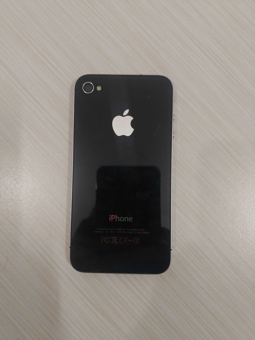 iPhone 4 + зарядно