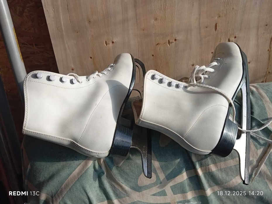 Patine noi albe marca ARCO Professional