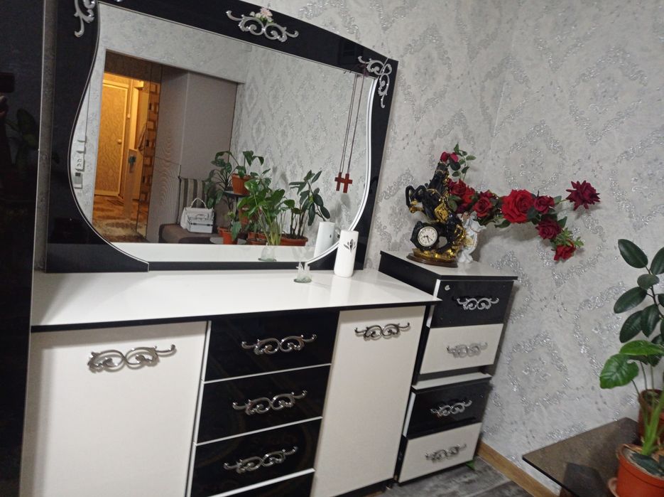 Шифоньер купейный, две тумбы и зеркало камод