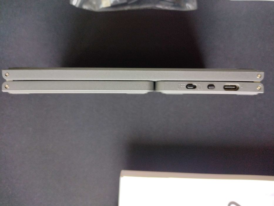 Tastatură bluetooth pliabilă cu touchpad.