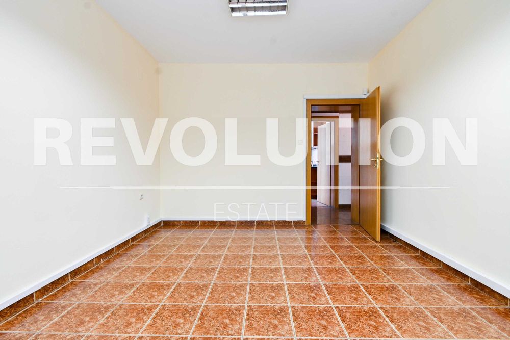 Дава се под наем Тристаен апартамент в София, Център - 90 кв.м за 1200 € - Снимка #3