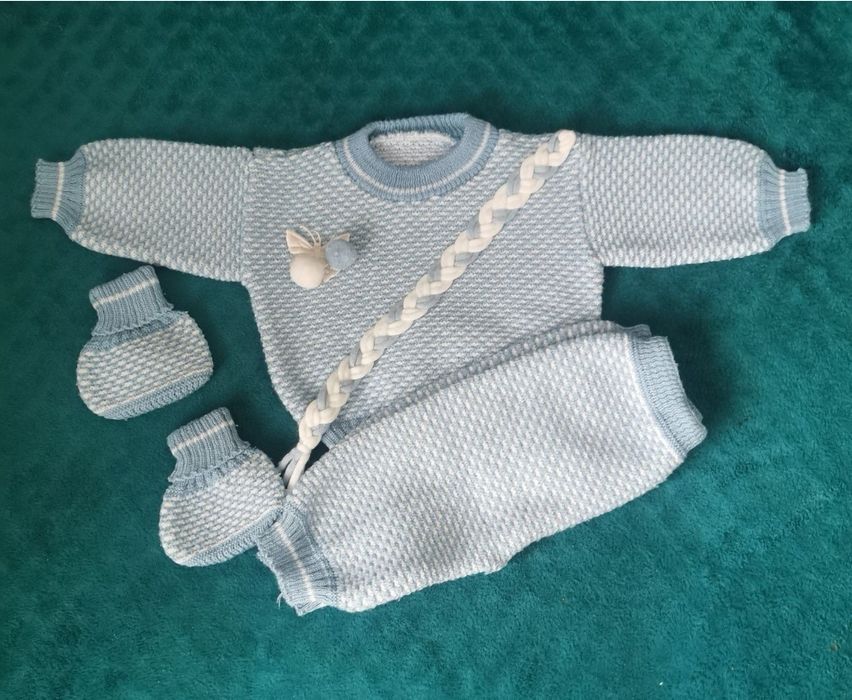 Продам костюмчики на малышей