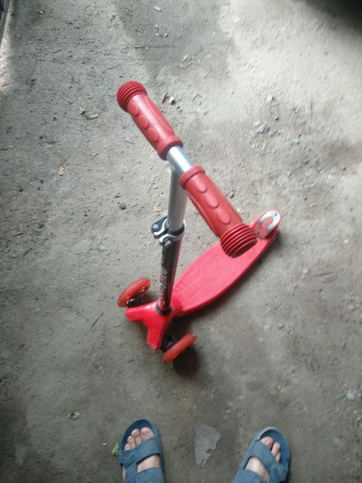 Детский самокат в хорошем состоянии