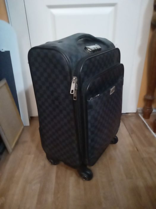 Чемодан недорого . Читайте внимательно