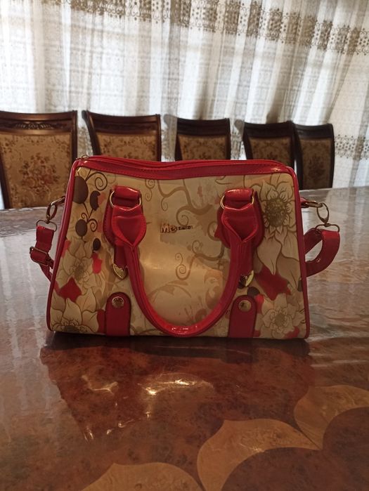 Yaxshi holatdagi tufli va sumkalar