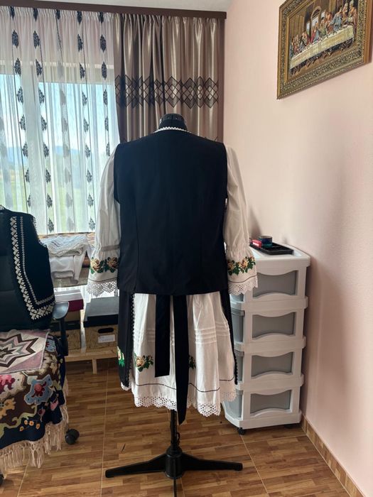 Costum popular cusut la mașină, alcătuit din 4 piese