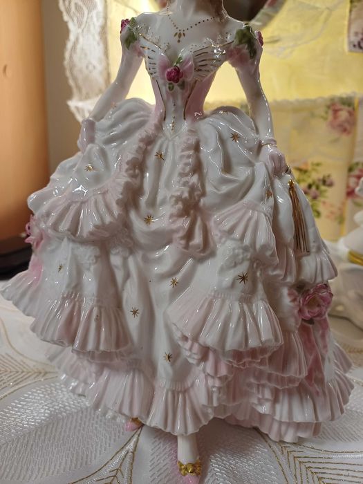 Royal Worcester limited edition - Royal Debut фигурка