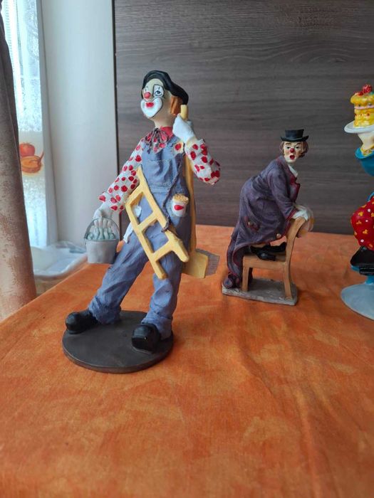 Фигурки на клоуни изработени от полирезин.