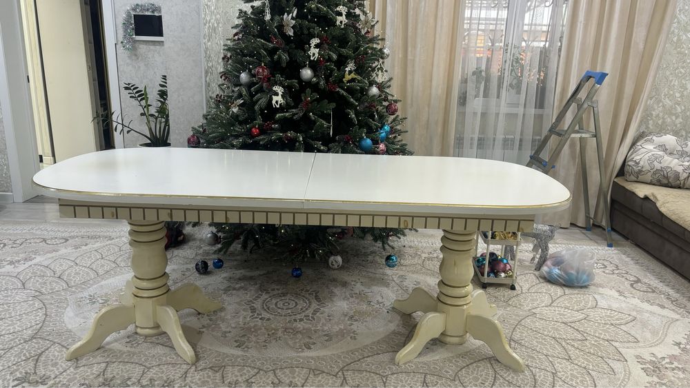 Стол  для гостиной или для кухни