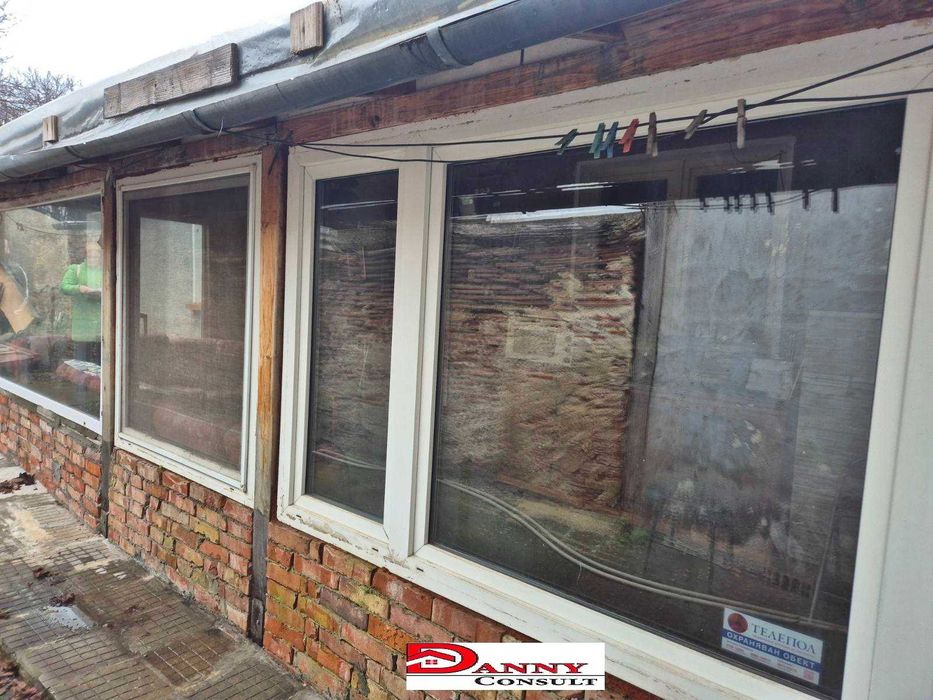 Къща с двор и гараж в гр. Павликени