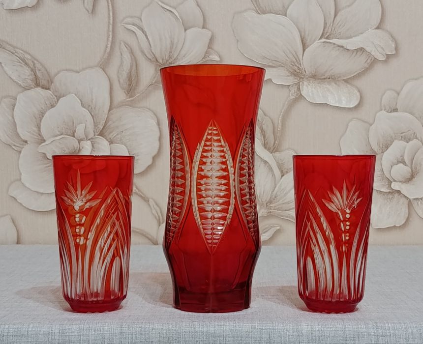 Винтажная красная ваза для цветов