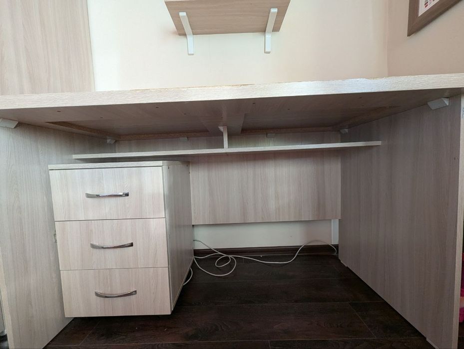 Стол с тумбочкой