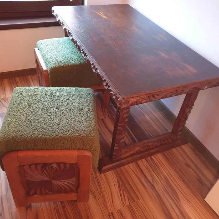 Ниска маса и табуретки