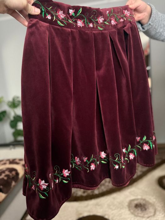 Fusta de catifea brodata