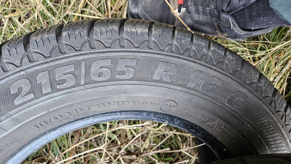 2бр гуми 215 65 16С семперит