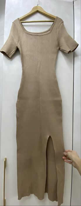 Продам бежевое платье-лапша с вырезом