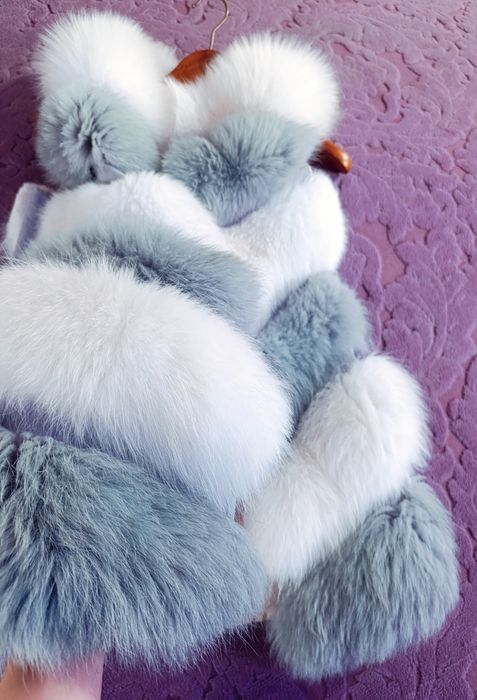 Пухкав елек с естествен косъм от сребърна лисица