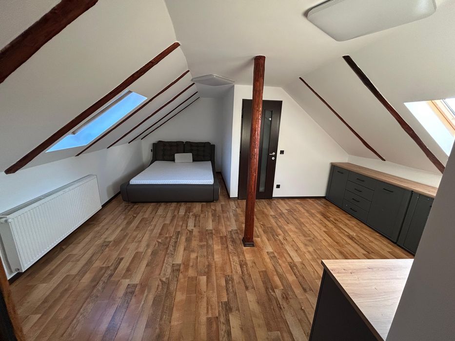 Vand apartament smart 3 camere -mansarda- loc de parcare-curte