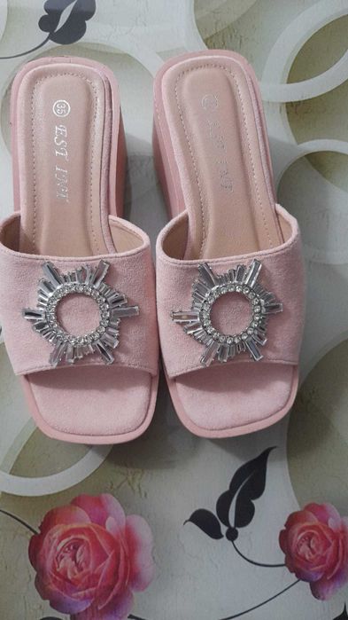 Vand papuci cu platforma