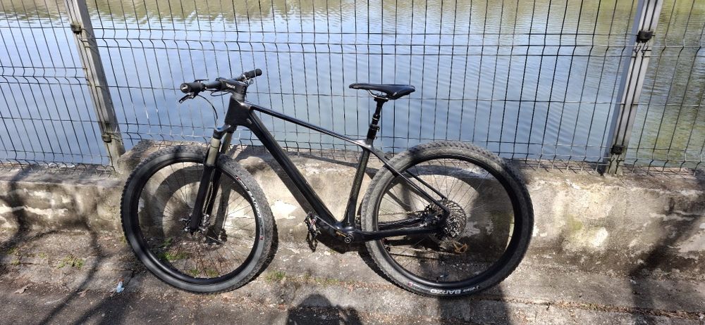 Bicicleta MTB full carbon