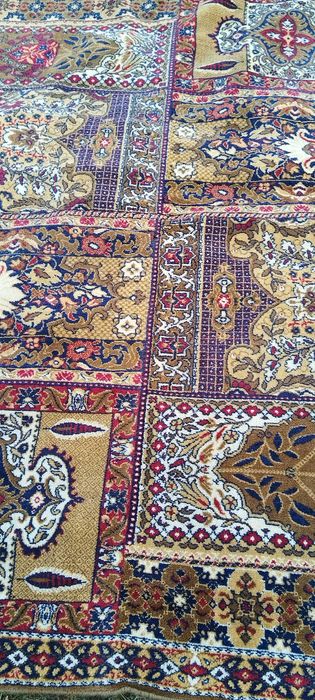 Продава се тип персйски килим размери245 на390см.цена600лв