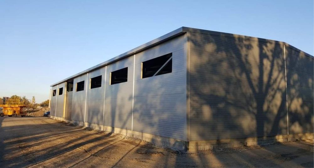 Hale metalica structura de 10x25x5 acoperita cu panou de 8 cm pentru service