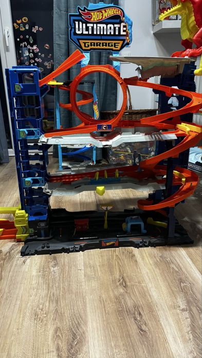 Vând jucarie Hot Wheels City Garage Ultimate