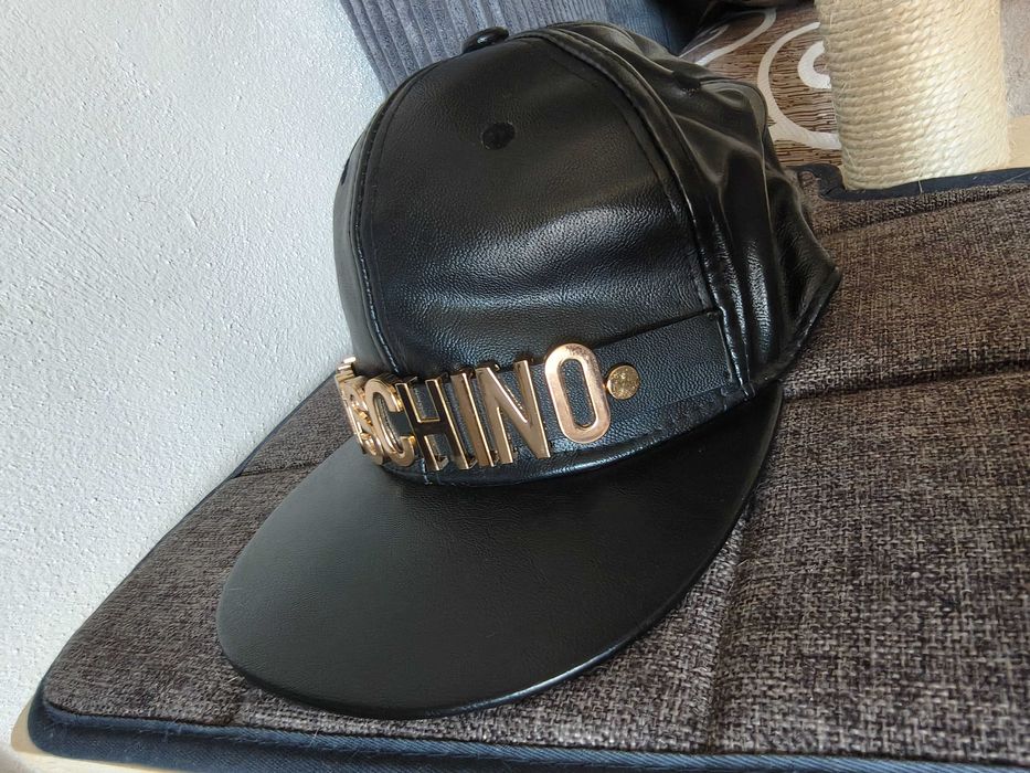 Șapcă cu litere metalice aurii-Moschino