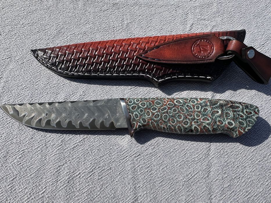 Ловен нож дамаск и стабилизиран корал