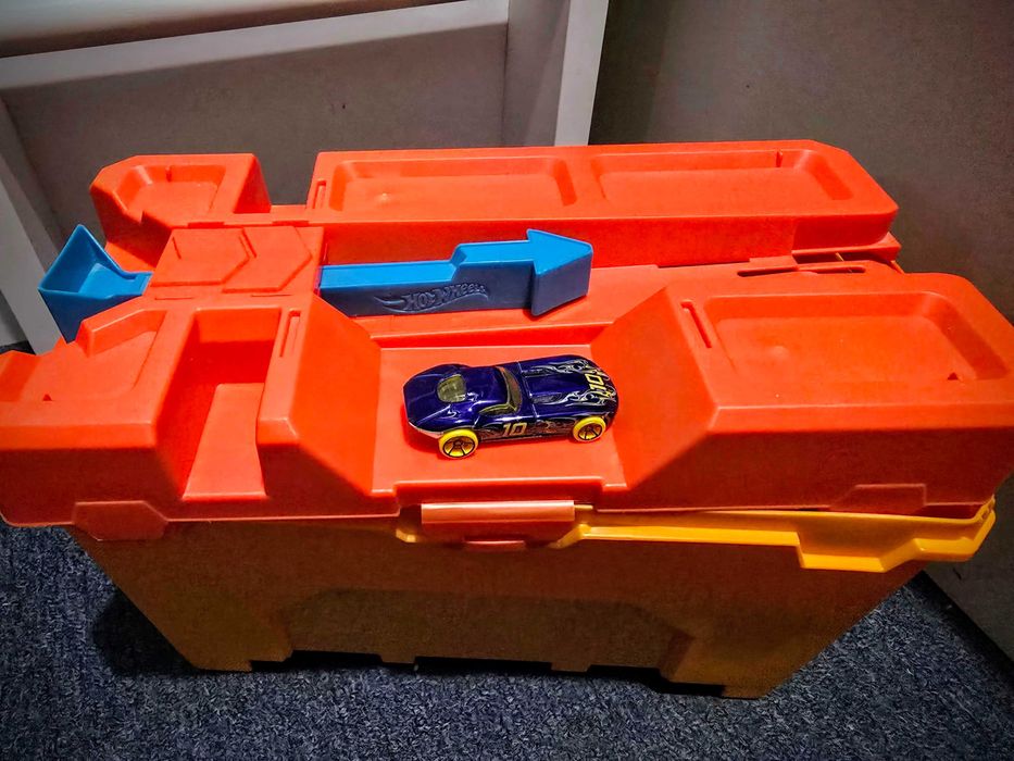 Hot Wheels Barrel Box количка и писта с изтрелвачка