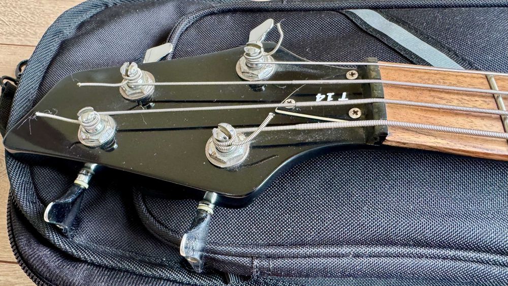 Бас китара Washburn T14 + калъф + комплект струни
