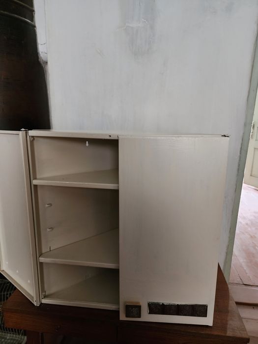 Угловой Навесной металический шкаф для ванны, бани,кухни и т. п...