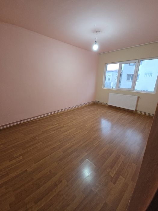 Apartament 4 camere zona Pipirig (Polivalenta)