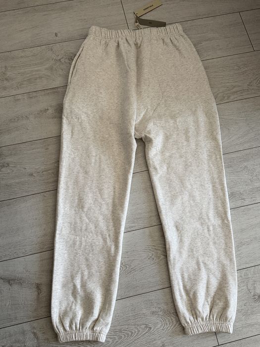 Pantaloni ESSENTIALS  noi marimea M/L