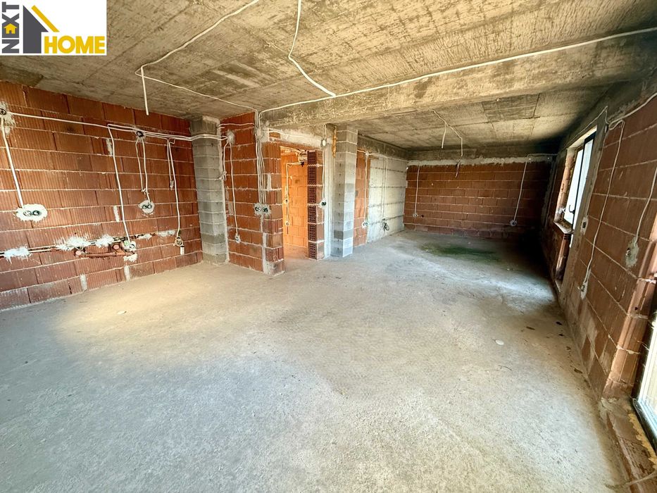 Самостоятелна триетажна къща с гаражи и дворно място