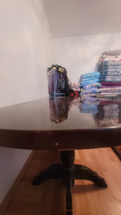 Продаётся большой деревянный стол