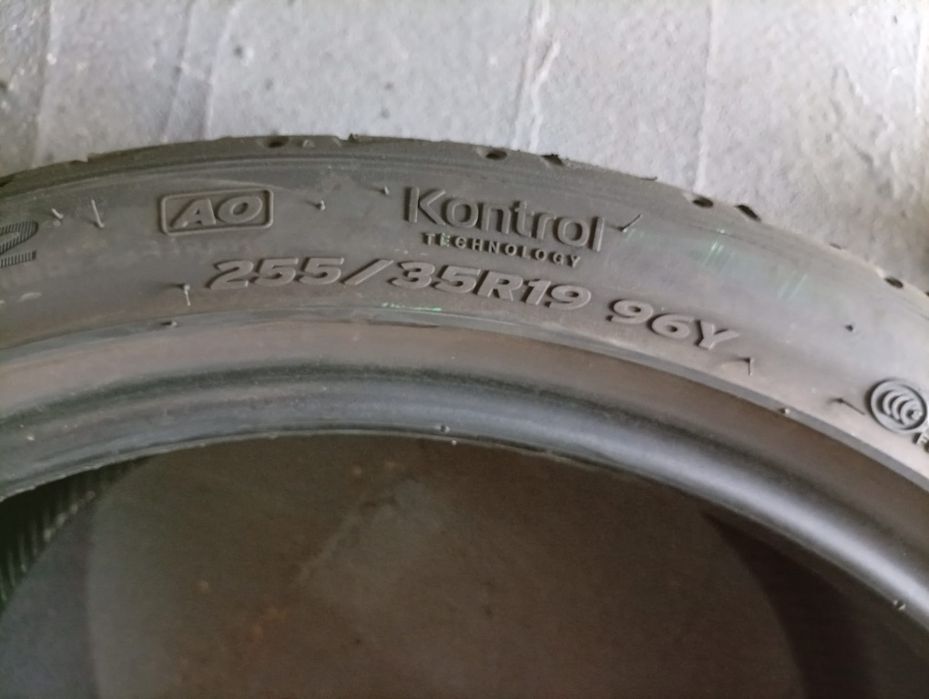 255 35 19 Hankook 150 lei bucata