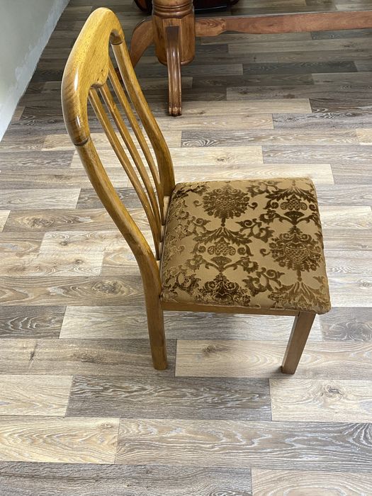 Гостинный стол со стульями