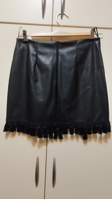 Къса черна пола от еко кожа