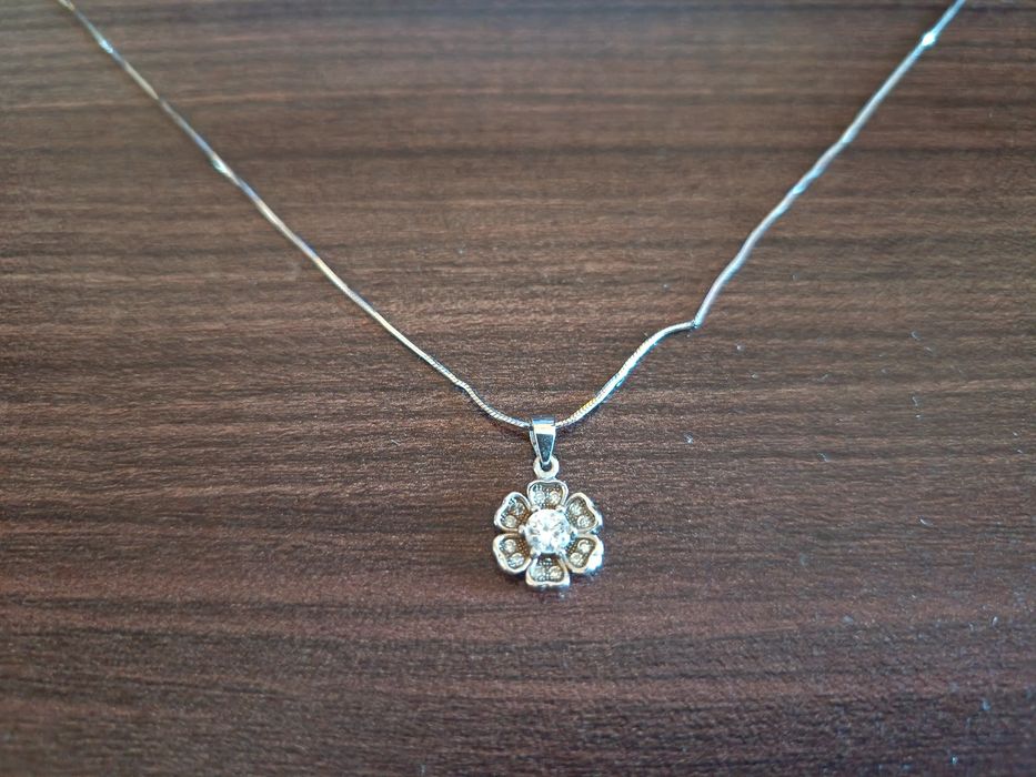 Продавам сребърно колие