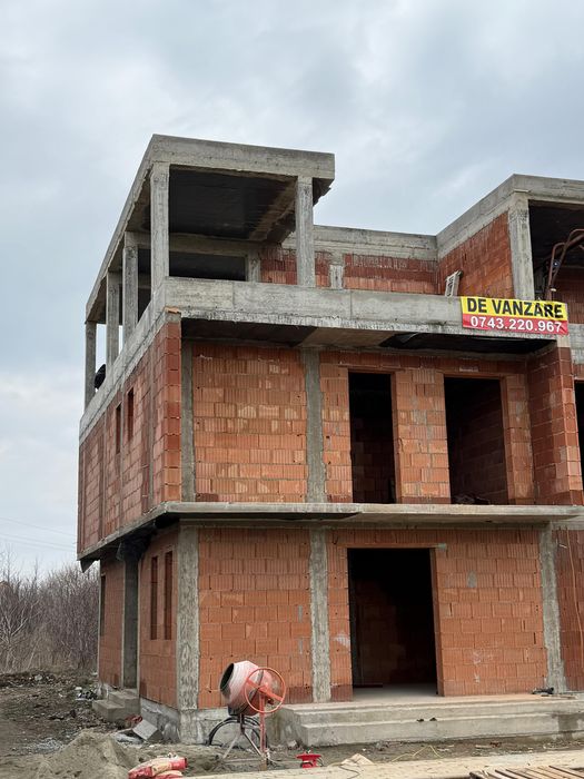 Cladire tip duplex cu 2 apartamente