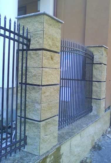 Бетонни / бетонови огради от рустик блокчета имитиращи дялан камък