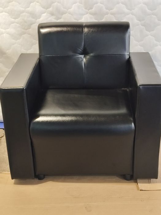 Кресло кожаное новое.