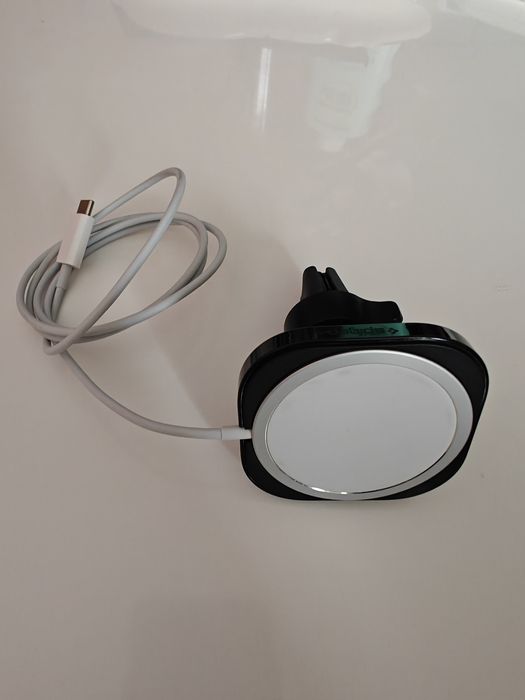 Apple Magsafe зарядно със  Spigen MagFit поставка за кола