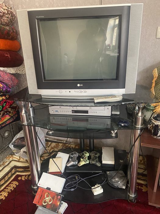 Пролаеися телевизор с подставкой