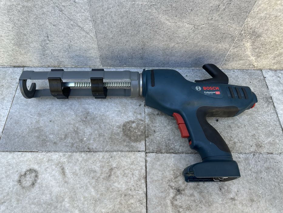 Bosch GCG 18V-310 / пистолет за изстискване на силикон